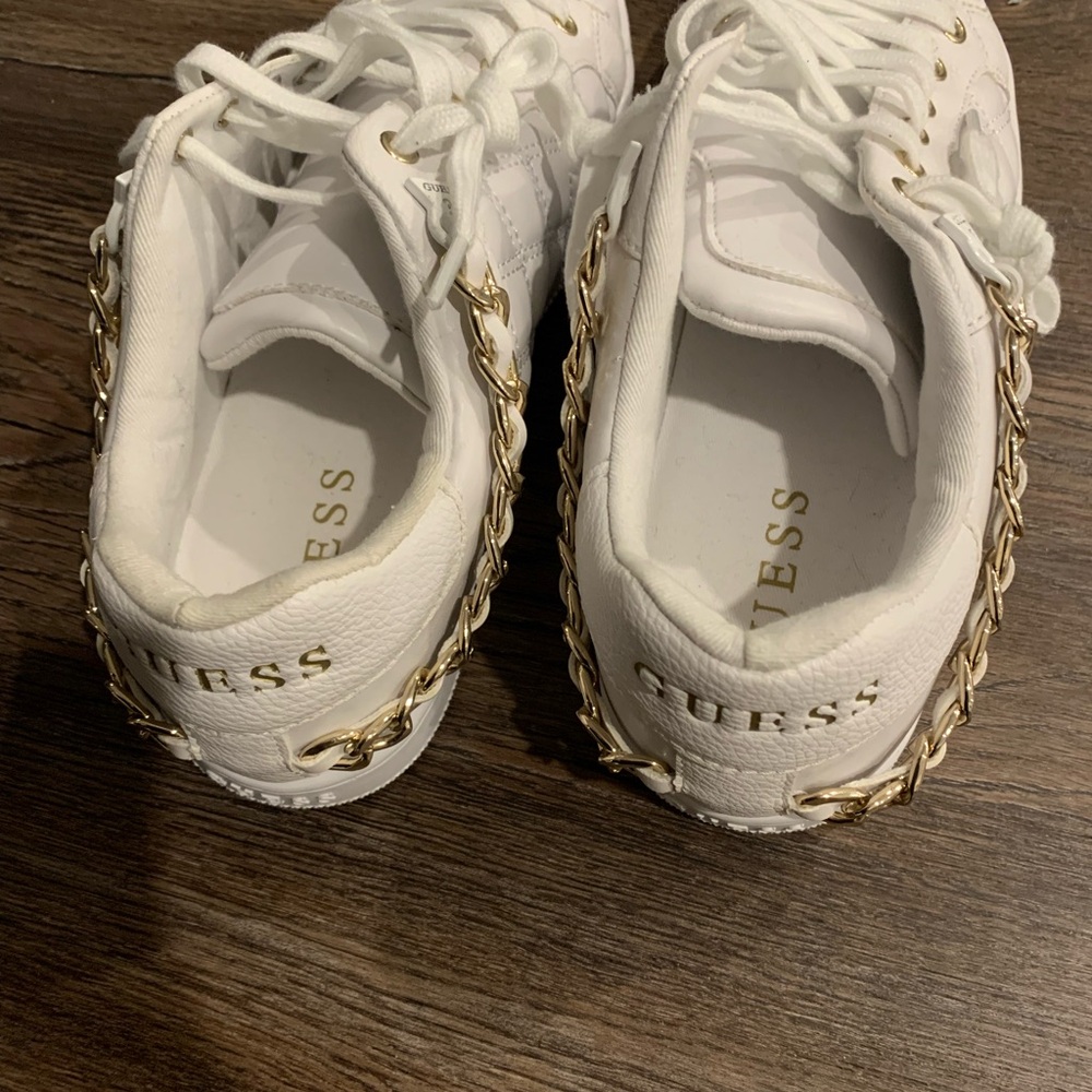 GUESS White Sneakers with Gold Chain Accent